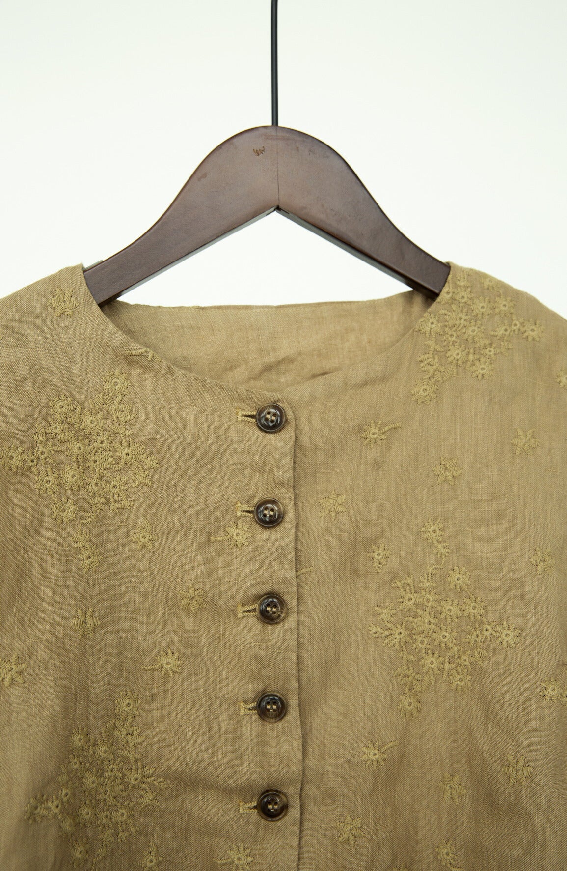 3色展開△ボタニック同色刺繍がエレガント▽リネンノーカラードロップショルダージャケット△裏地付き