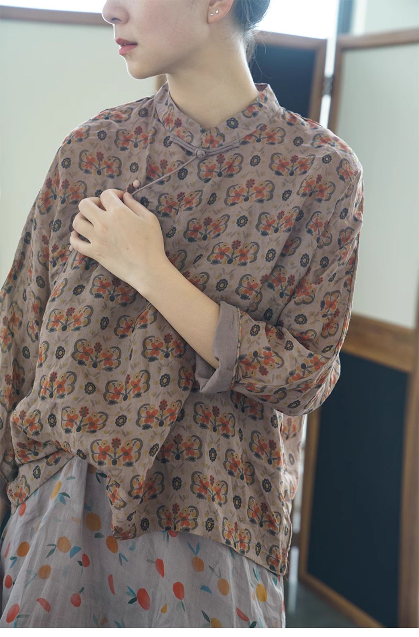 ◇渋い色味のボタニックプリントが絶妙◇立ち襟 ラミーブラウス◇