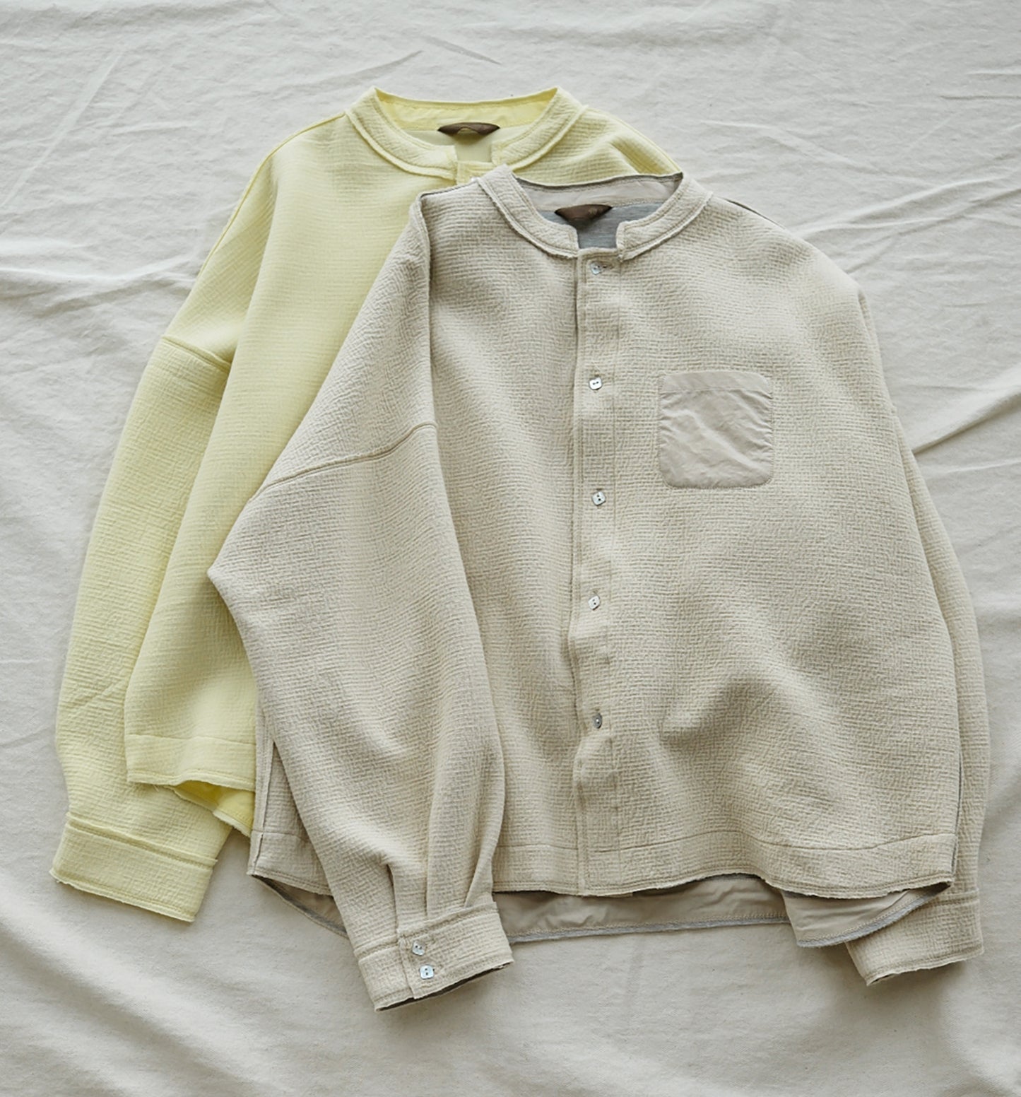 2色展開◇独特の表情豊かなテクスチャー ニット バンドカラーシャツ◇