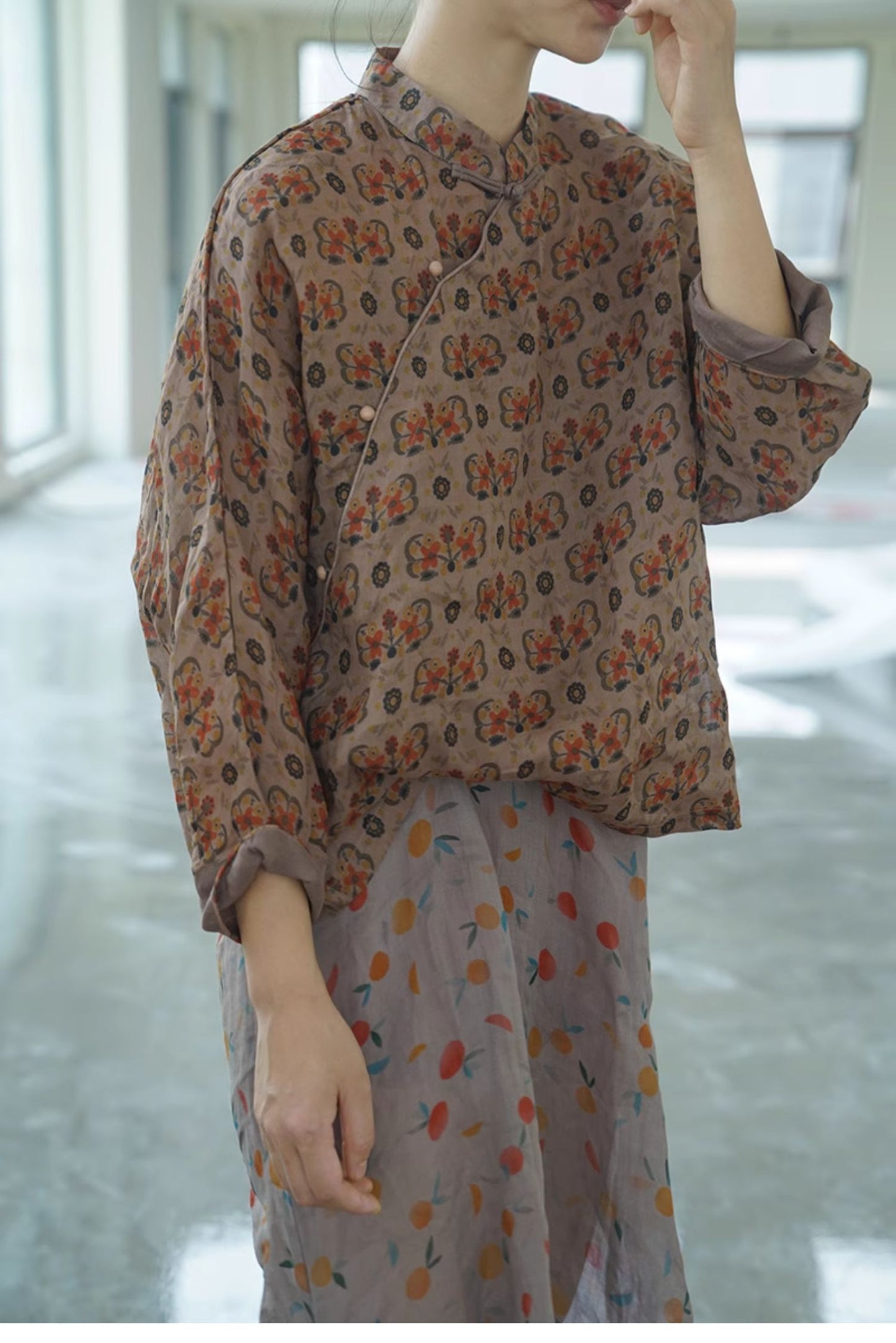 ◇渋い色味のボタニックプリントが絶妙◇立ち襟 ラミーブラウス◇