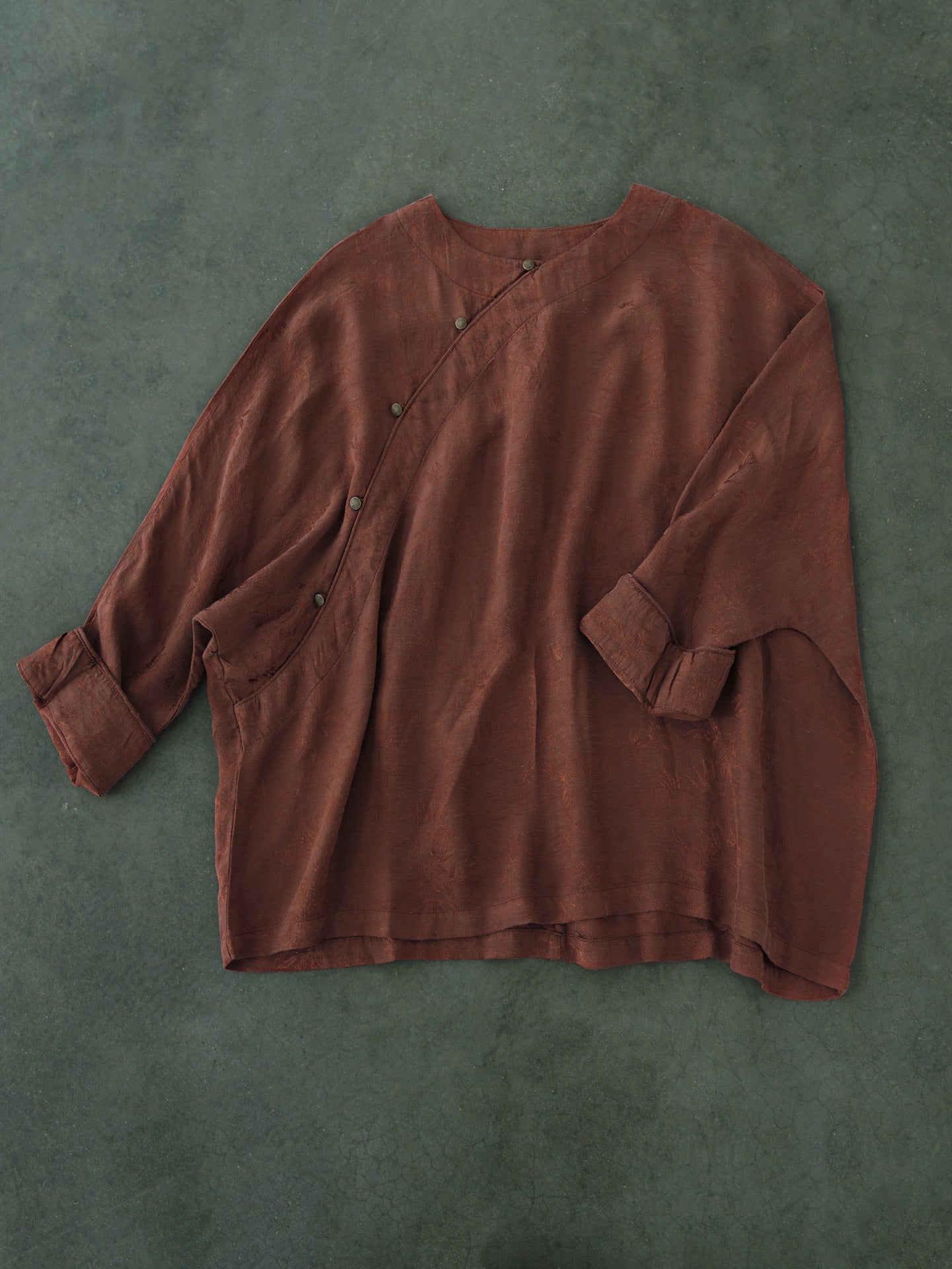 3色展開◇オリエンタルなデザインに美しい花柄のジャガード織りが上品な印象◇ワイド レーヨンブラウス◇