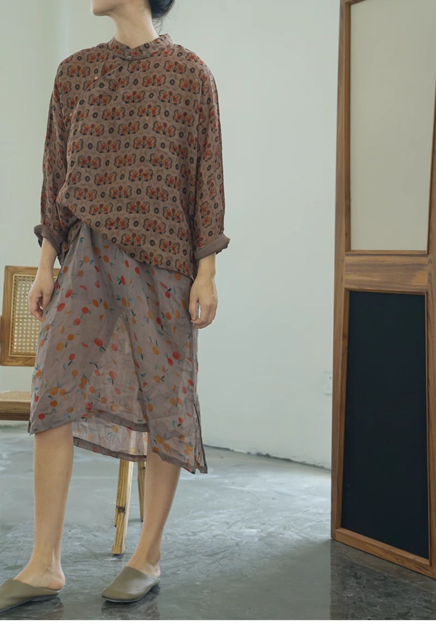 ◇渋い色味のボタニックプリントが絶妙◇立ち襟 ラミーブラウス◇