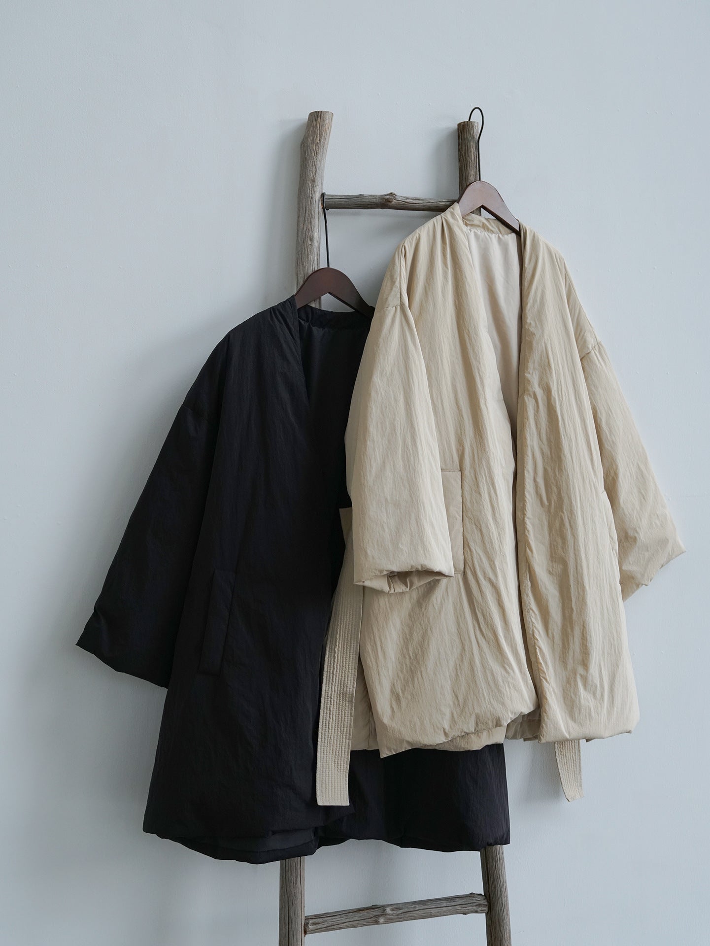 2色展開◇ホワイトダック使用◇ノーカラー ダウンコート◇