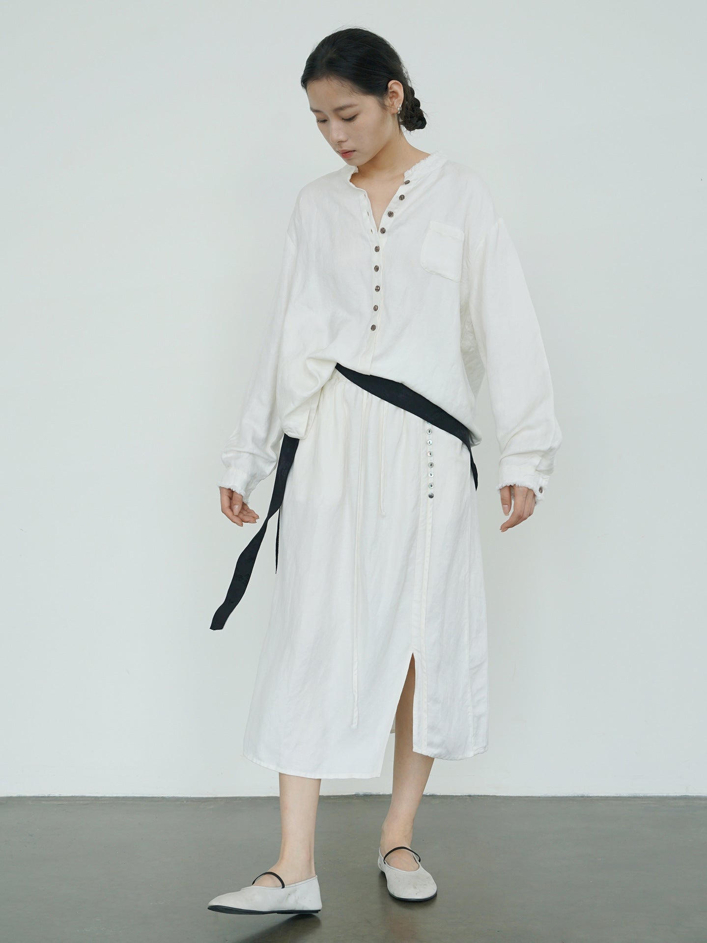 △切りっぱなしデザインがポイントに▽リネン ドロップショルダーシャツ△