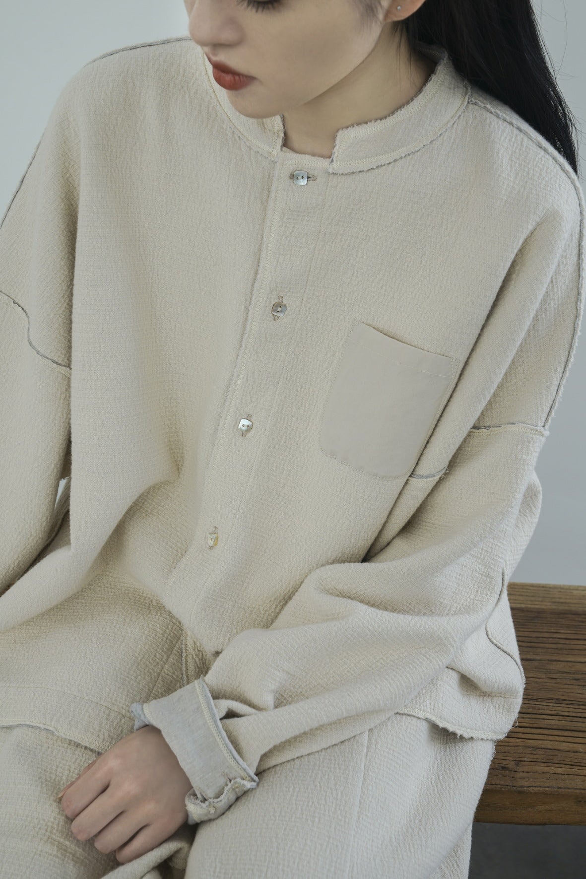 2色展開◇独特の表情豊かなテクスチャー ニット バンドカラーシャツ◇