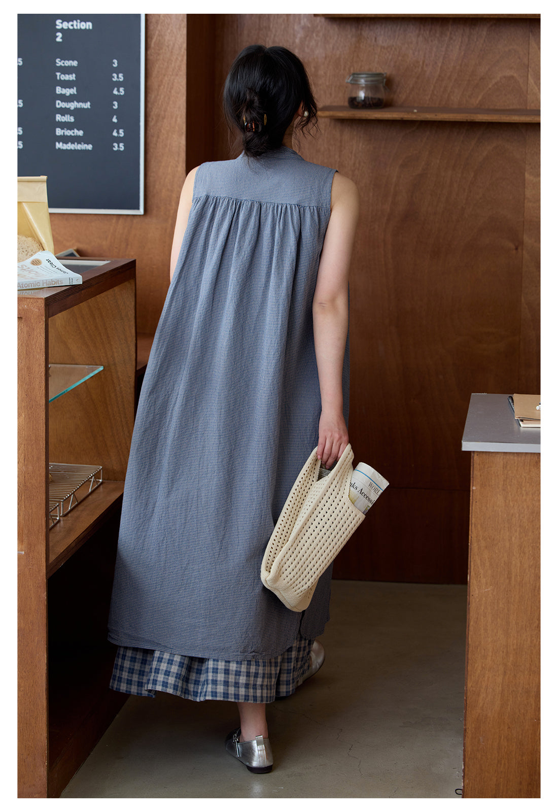 バンドカラーに肩のギャザーが上品◇程よいゆったりギンガムチェックノースリーブワンピース◇