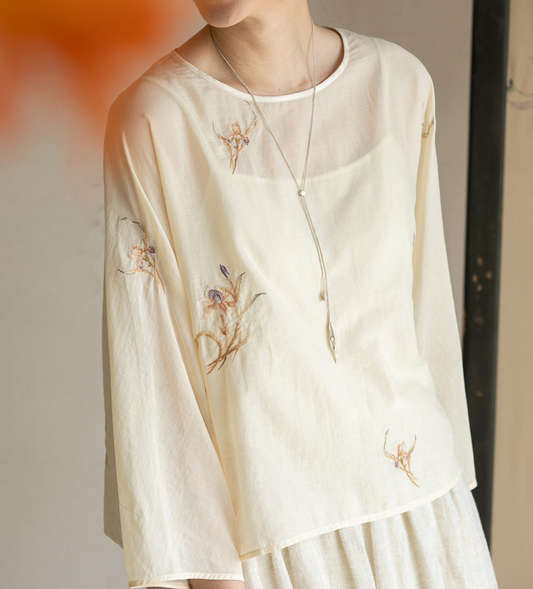 ✩花柄刺繍ポイントに✩コットン プルオーバーブラウス✩ M/Lサイズ