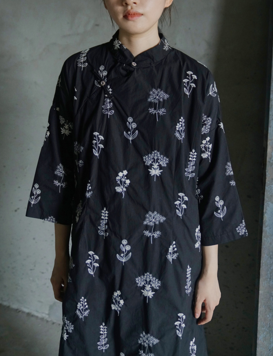 ２色展開◇裾のレース使いもポイントに◇花柄刺繍オリエンタルデザイン 7部袖 ロングワンピース◇