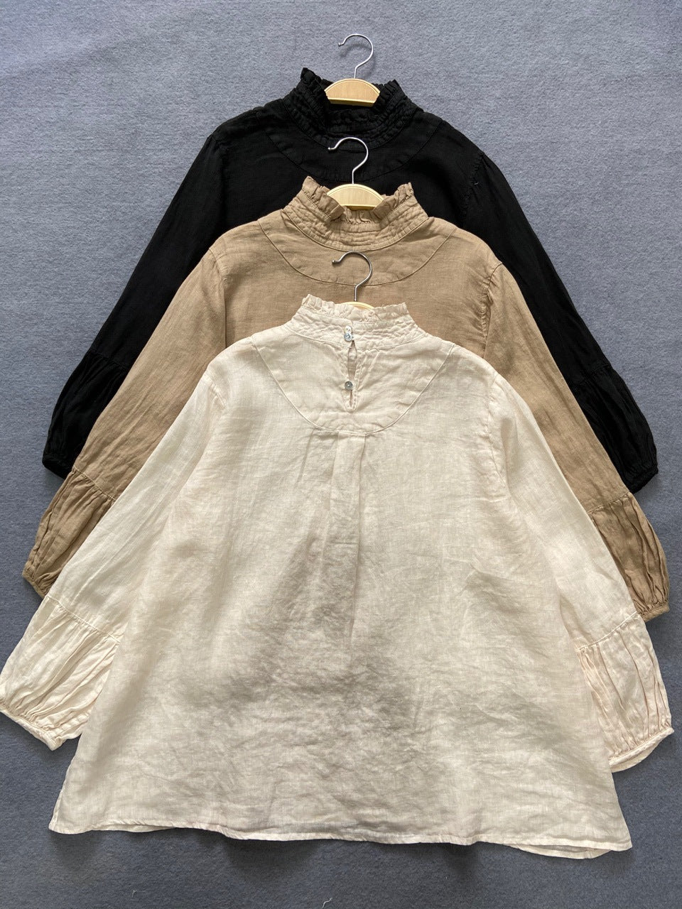 ◇3色展開◇フリルネックリネン バックボタン ブラウス◇