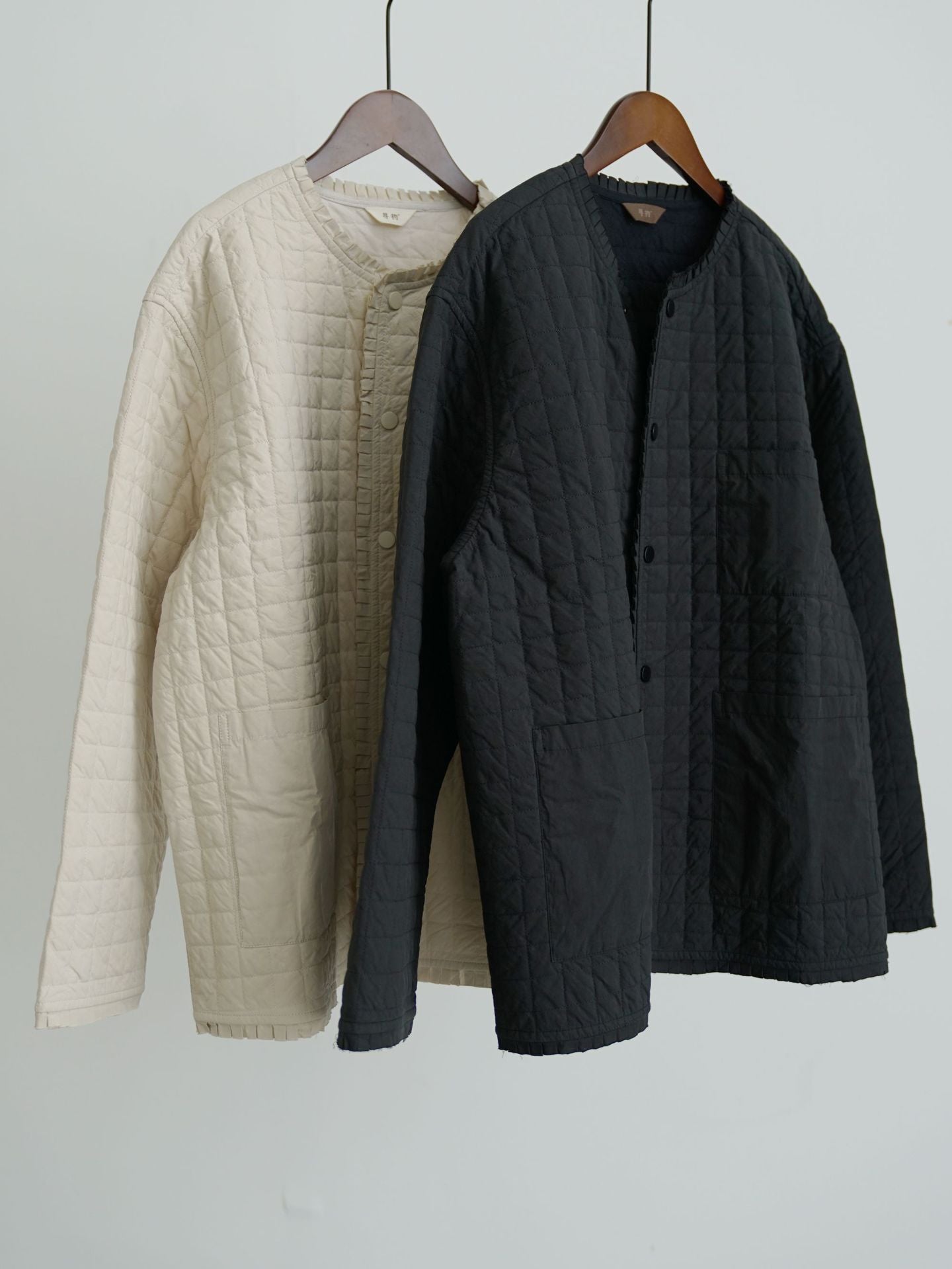 2色展開★フリル装飾付きゆったりドロップショルダー中綿バンドカラーシャツ★