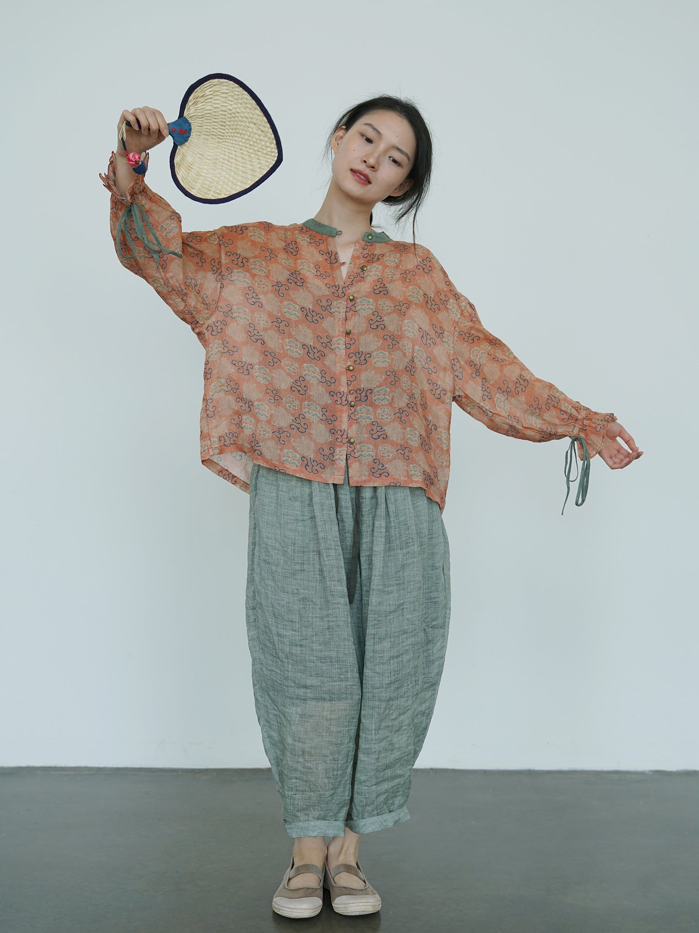 ◇唐草模様プリントが美しい ラミースタンドカラーブラウス ◇