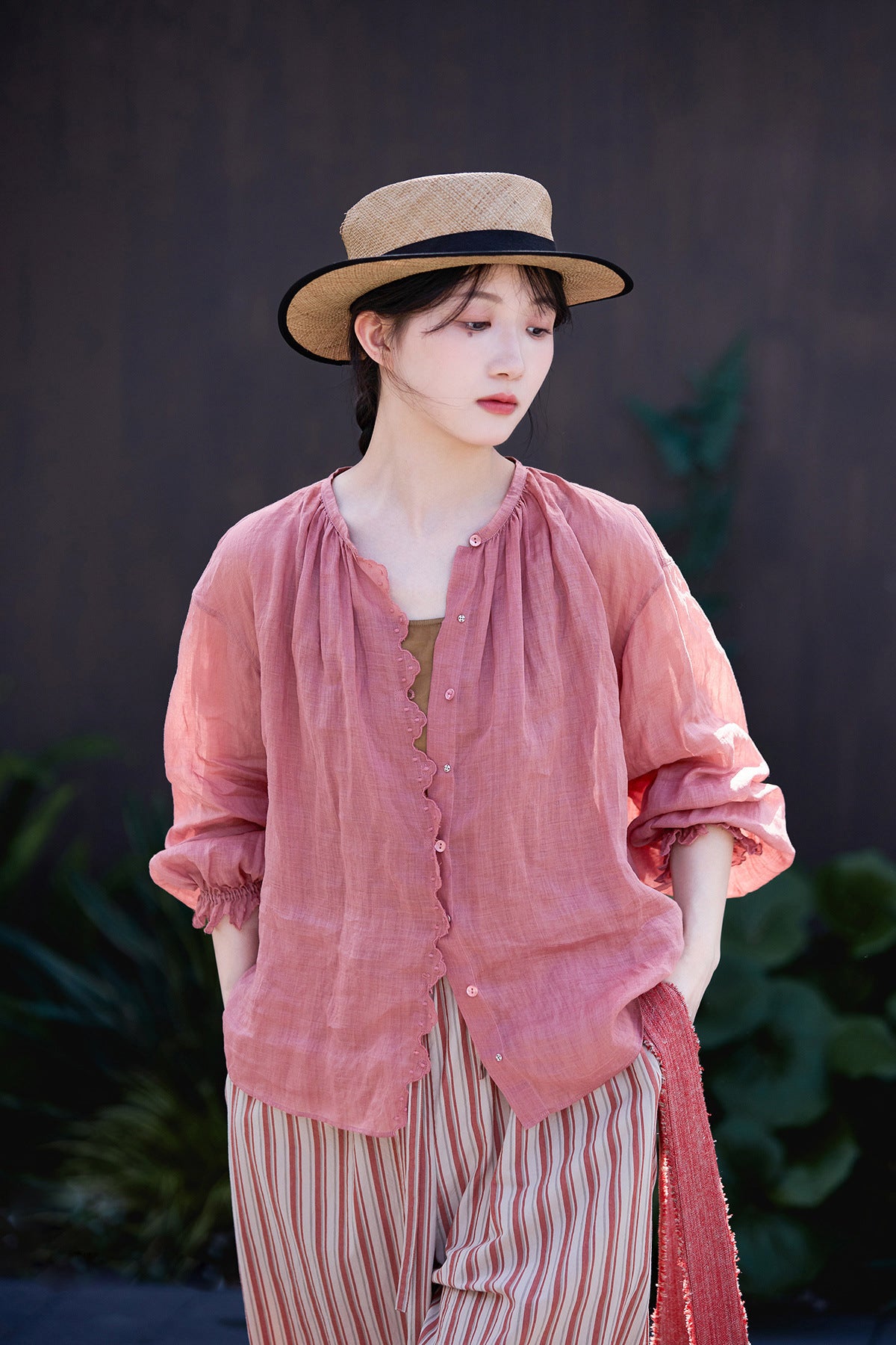 ✩ピンク掛かった赤の色味が美しい✩ラミー ギャザーフリル ドロップショルダー ブラウス✩ M/Lサイズ