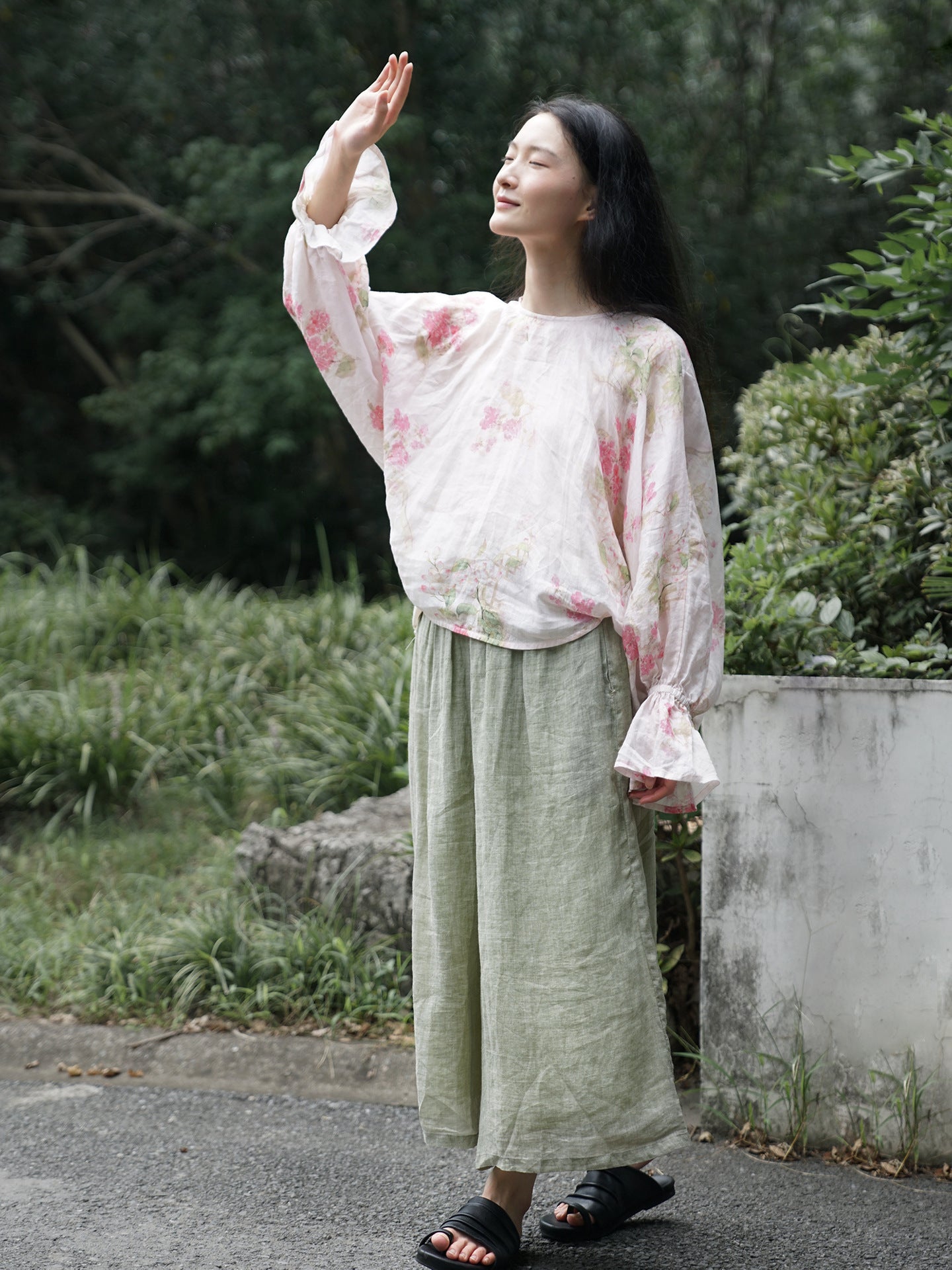 ２色展開△ボタニックプリントが美しい▽薄手生地で夏場にピッタリ△ラミー ブラウス シャツ▽