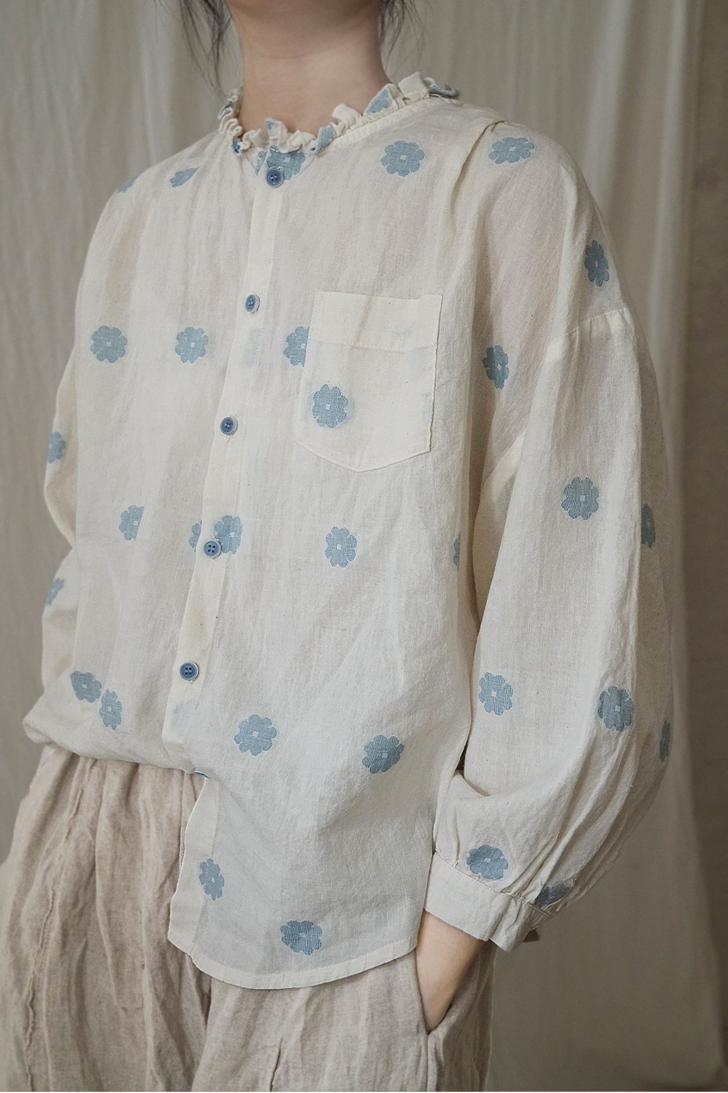 3色展開◇織り柄によるフラワー/ドット柄可愛い◇リネンフリルネック ドロップショルダーブラウス◇