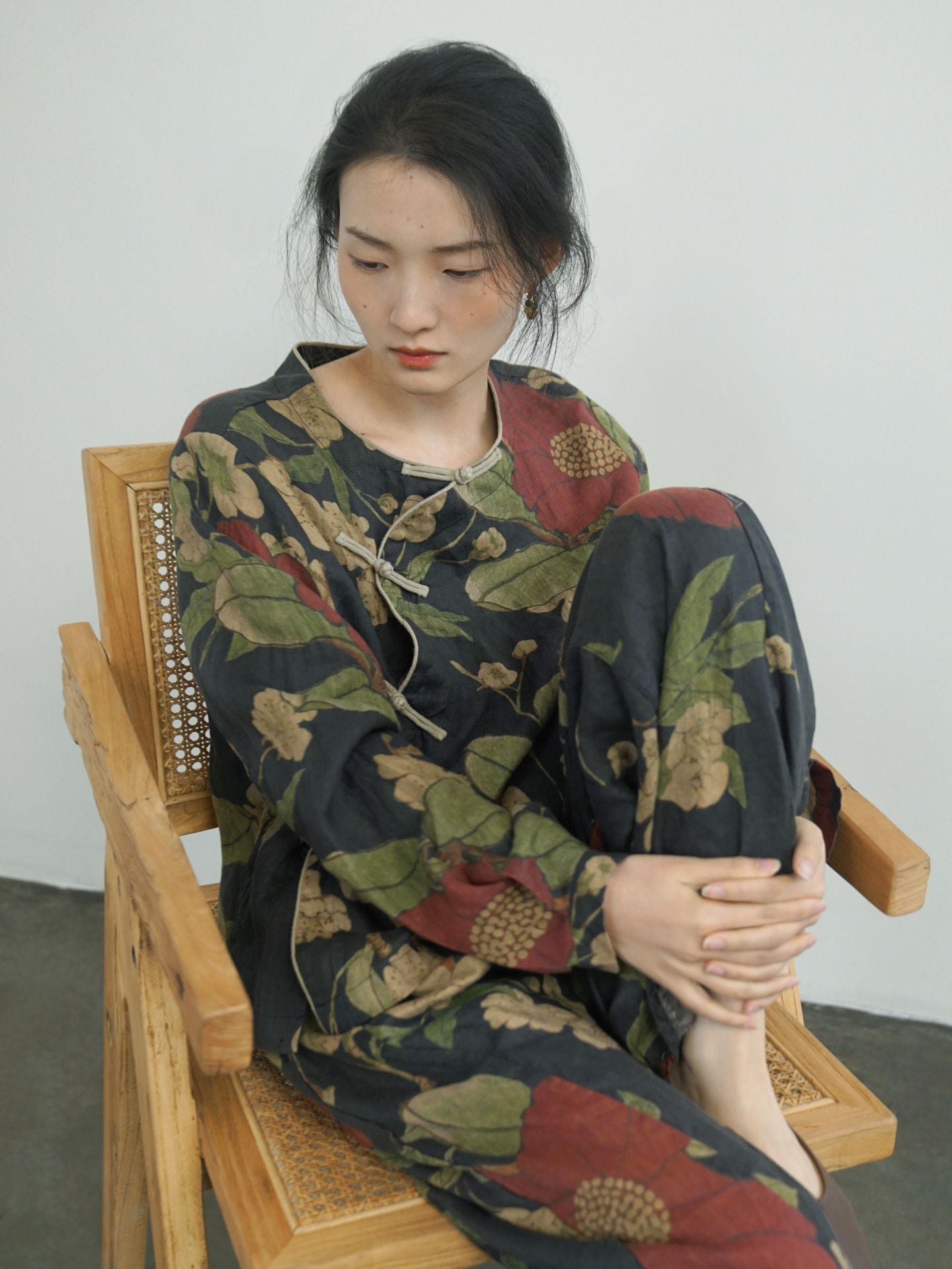 ◆オリエンタルなデザインに美しい花柄のプリントが上品な印象◆ワイドラミーブラウス◆