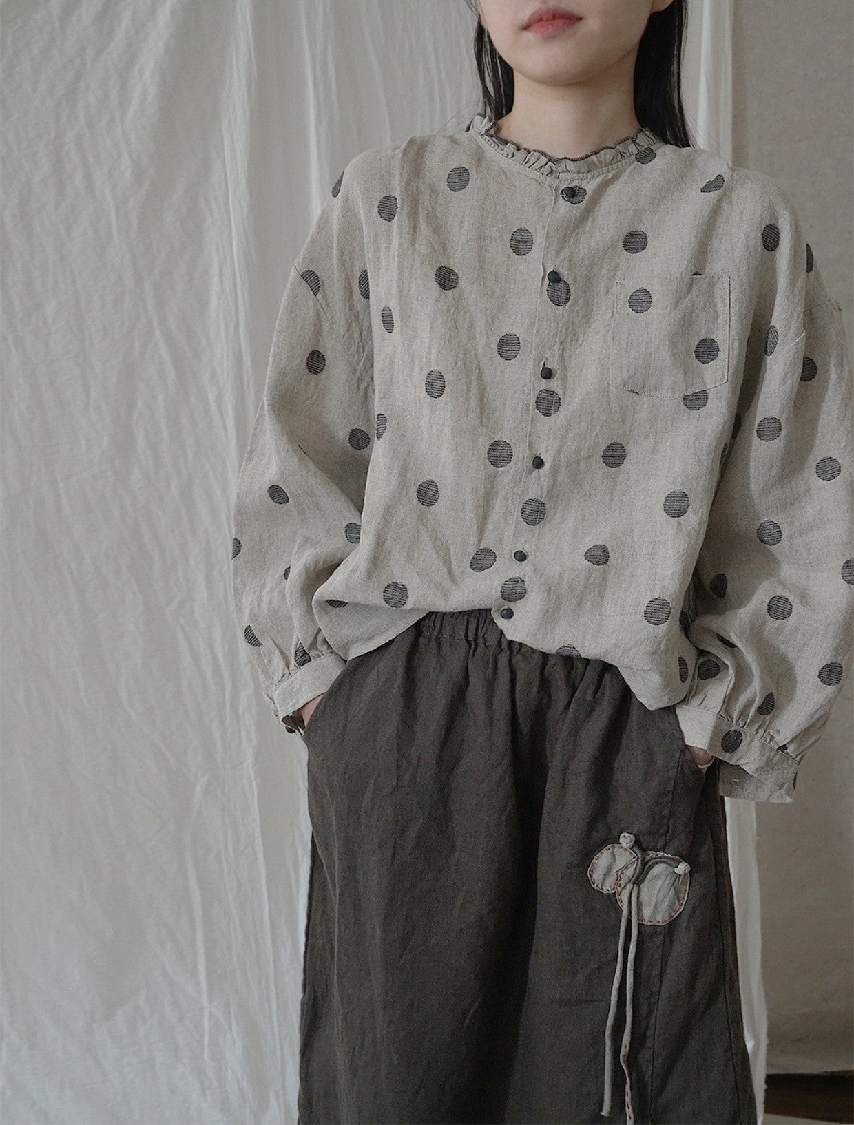 3色展開◇織り柄によるフラワー/ドット柄可愛い◇リネンフリルネック ドロップショルダーブラウス◇
