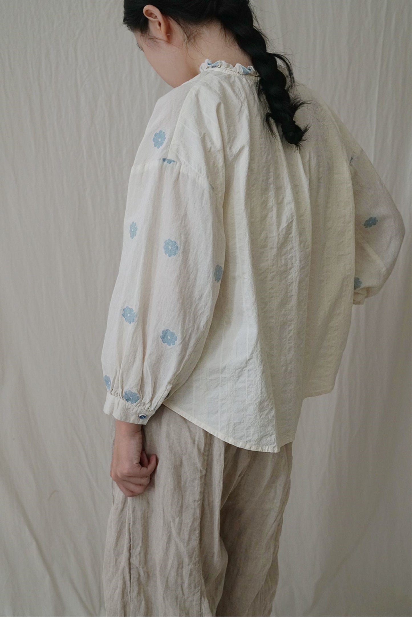 3色展開◇織り柄によるフラワー/ドット柄可愛い◇リネンフリルネック ドロップショルダーブラウス◇