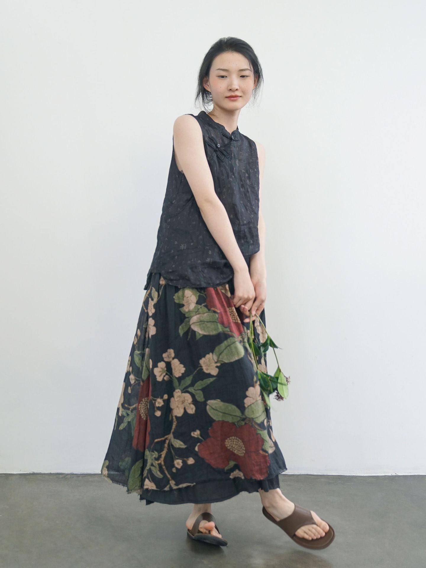 ◇鮮やかなフラワープリントが美しい◇風通し良く夏にピッタリ◇リネン Aラインスカート◇