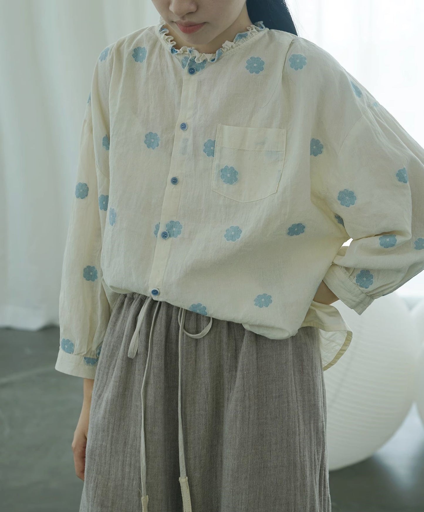 3色展開◇織り柄によるフラワー/ドット柄可愛い◇リネンフリルネック ドロップショルダーブラウス◇