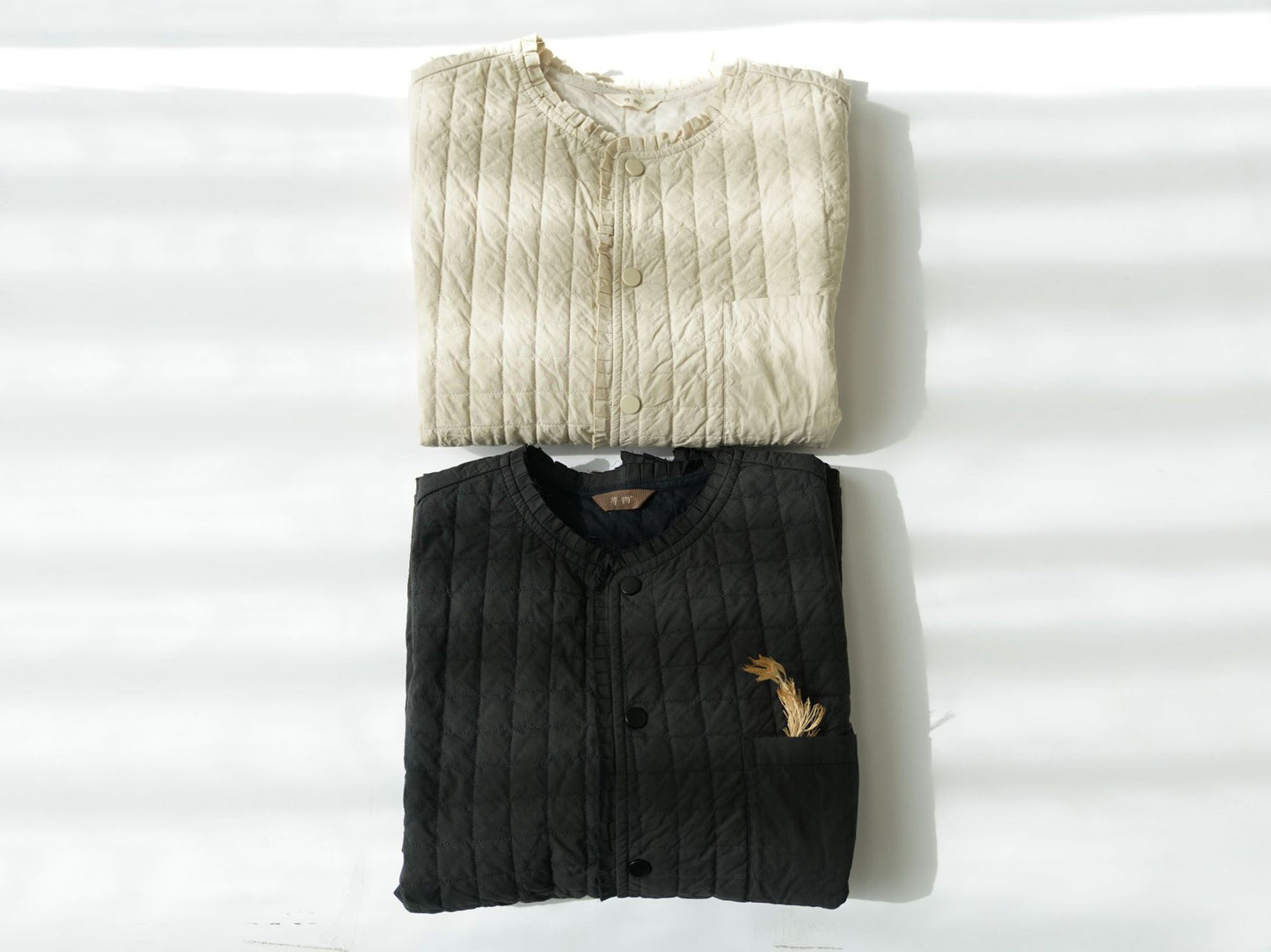 2色展開★フリル装飾付きゆったりドロップショルダー中綿バンドカラーシャツ★