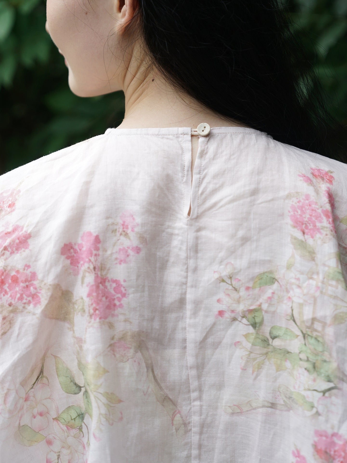 ２色展開△ボタニックプリントが美しい▽薄手生地で夏場にピッタリ△ラミー ブラウス シャツ▽