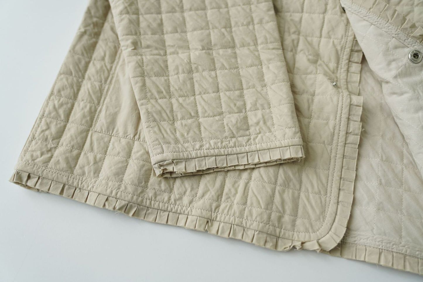 2色展開★フリル装飾付きゆったりドロップショルダー中綿バンドカラーシャツ★