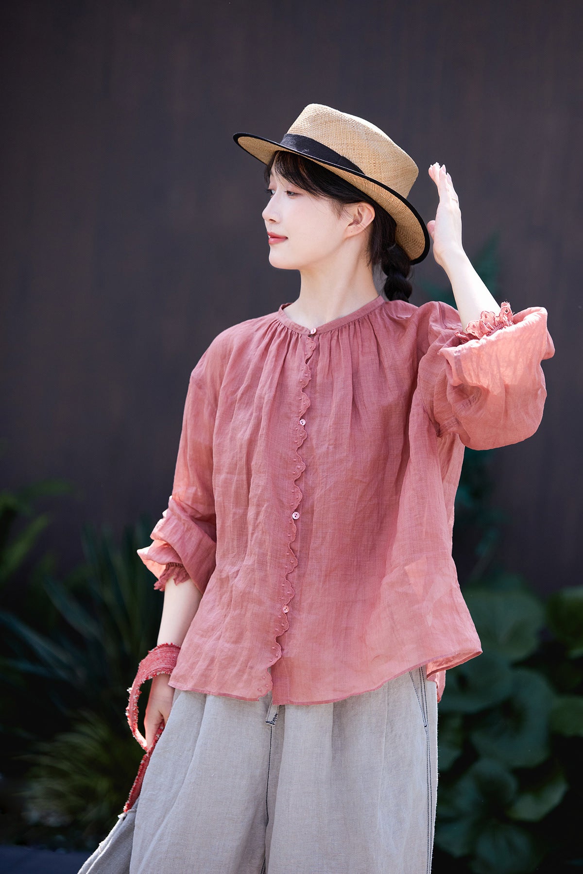 ✩ピンク掛かった赤の色味が美しい✩ラミー ギャザーフリル ドロップショルダー ブラウス✩ M/Lサイズ